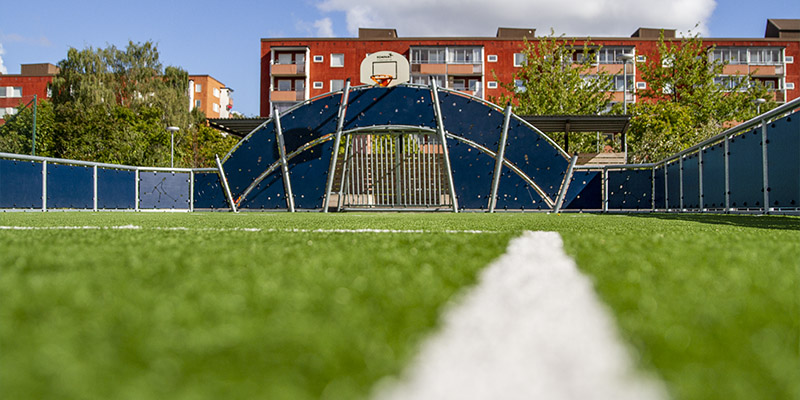 Multifunktionsarena mitt på skolgården