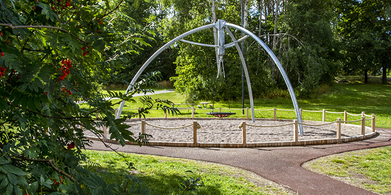 Slänggungan markerar ena ändan av parken