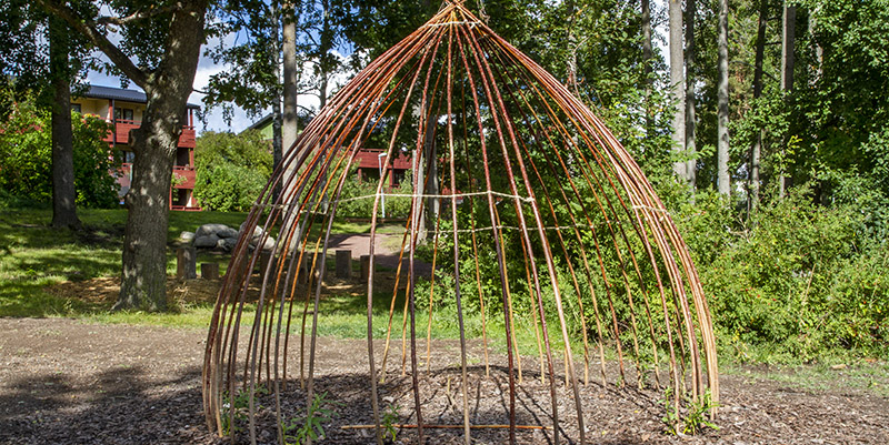 En vidjetipi pryder ingången till skogsdungen